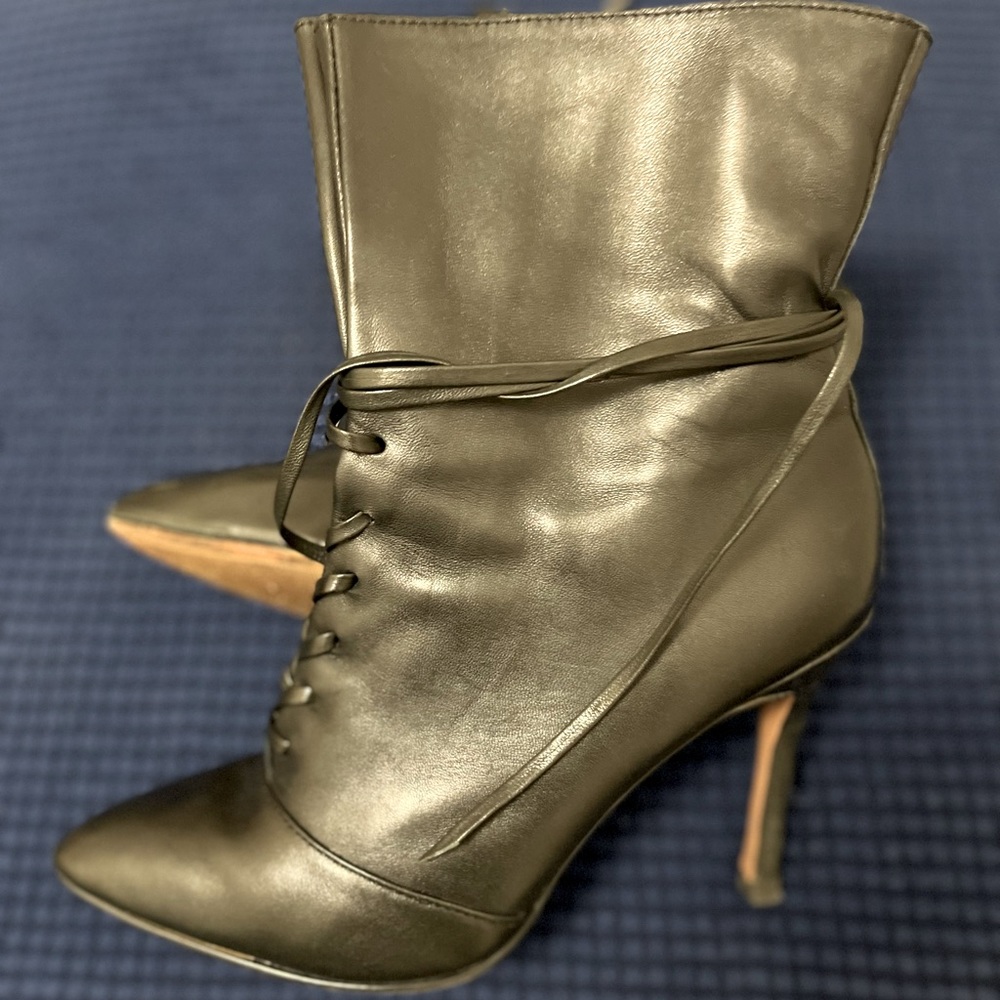 Nine West size 7 black booties
